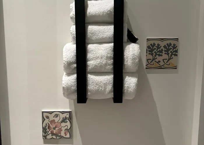 Away From By The * 奥斯滕德