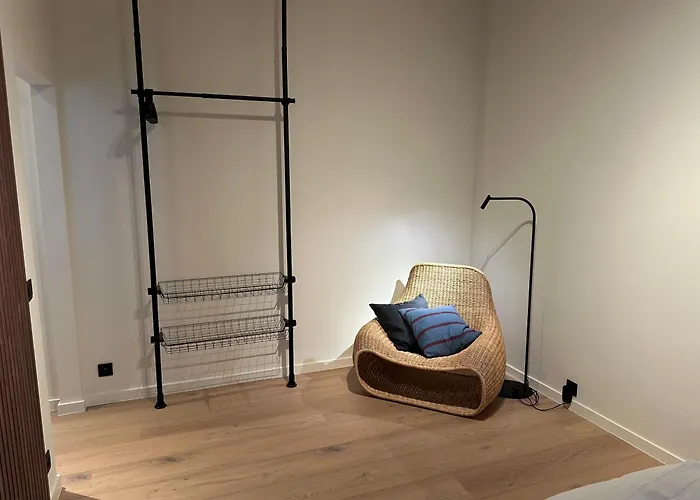 Away From By The 公寓 *