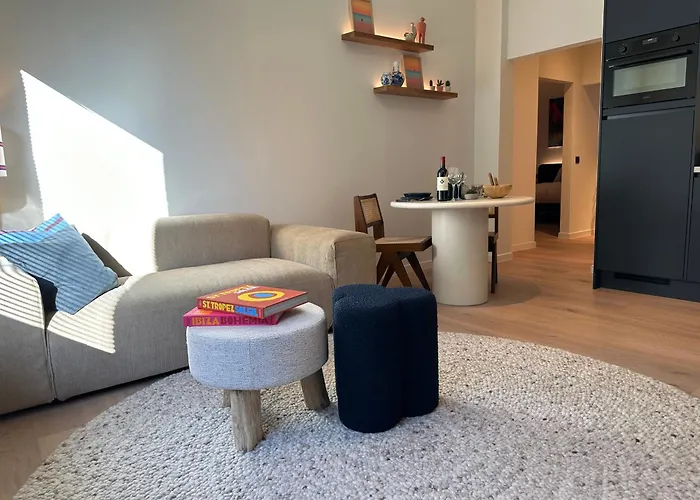 Away From By The 公寓